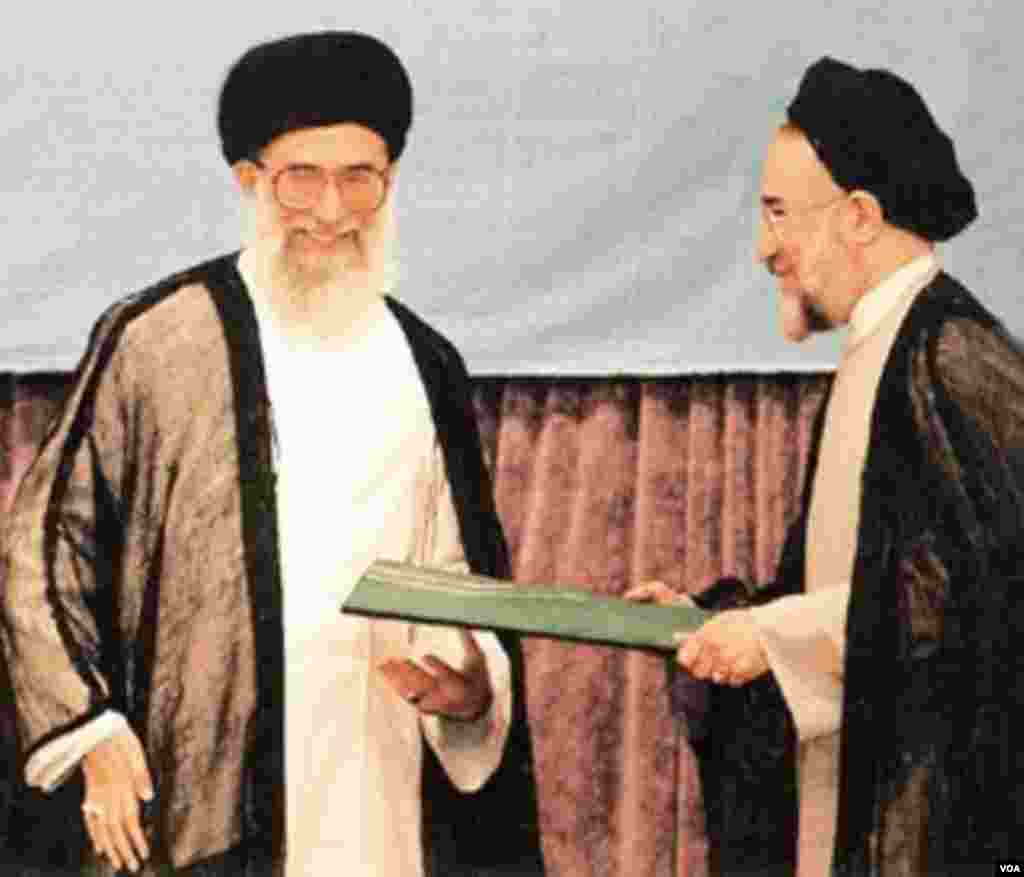 محمد خاتمی برای بار دوم در مقام ریاست جمهوری در تاریخ ١١ مرداد ١٣٨٠، حکم تنفیذ خود را از علی خامنه‌ای رهبر جمهوری اسلامی دریافت کرد. 