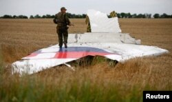 Restos del avión de Malaysia Airlines derribado cerca de la aldea de Grabovo, región de Donetsk, en el este de Ucrania, el 1 de agosto de 2014.