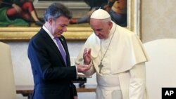 El presidente de Colombia, Juan Manuel Santos, durante una audiencia privada con el papa Francisco, en el Vaticano, este lunes, 15 de junio, de 2015.