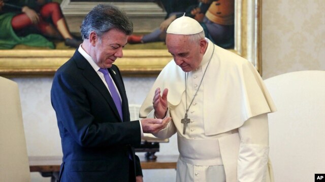 El presidente de Colombia, Juan Manuel Santos, durante una audiencia privada con el papa Francisco, en el Vaticano, este lunes, 15 de junio, de 2015.