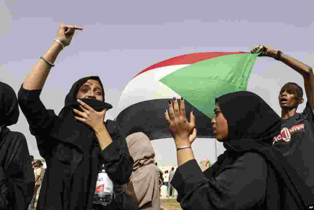 سودان همچنان شاهد حضور مردم معترض در خیابان است. آنها از اینکه دولت نظامی انتقالی هنوز با معترضان برای انتقال مسالمت آمیز قدرت توافق نکرده، خشمگین هستند.&nbsp;