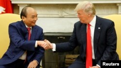 U.S. President Donald Trump (R) welcomes Vietnam's Prime Minister Nguyen Xuan Phuc at the White House in Washington, May 31, 2017. 