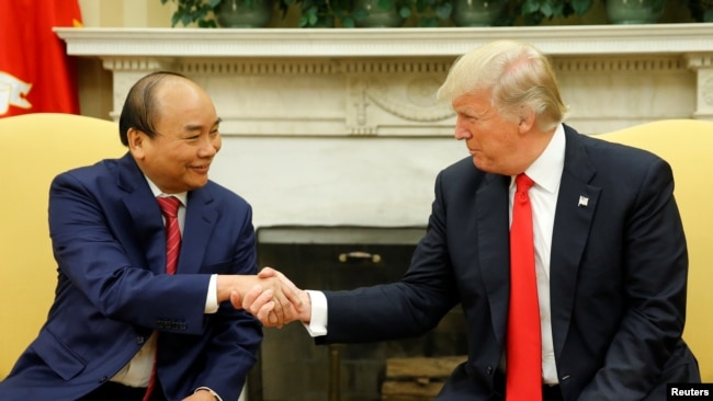 Thủ tướng Nguyễn Xuân Phúc gặp Tổng thống Donald Trump tại Nhà Trắng vào tháng trước. Việt Nam đang chủ động kết thân với chính quyền của Trump và không chỉ trích Mỹ về chính sách Cuba mới của vị tổng thống này.