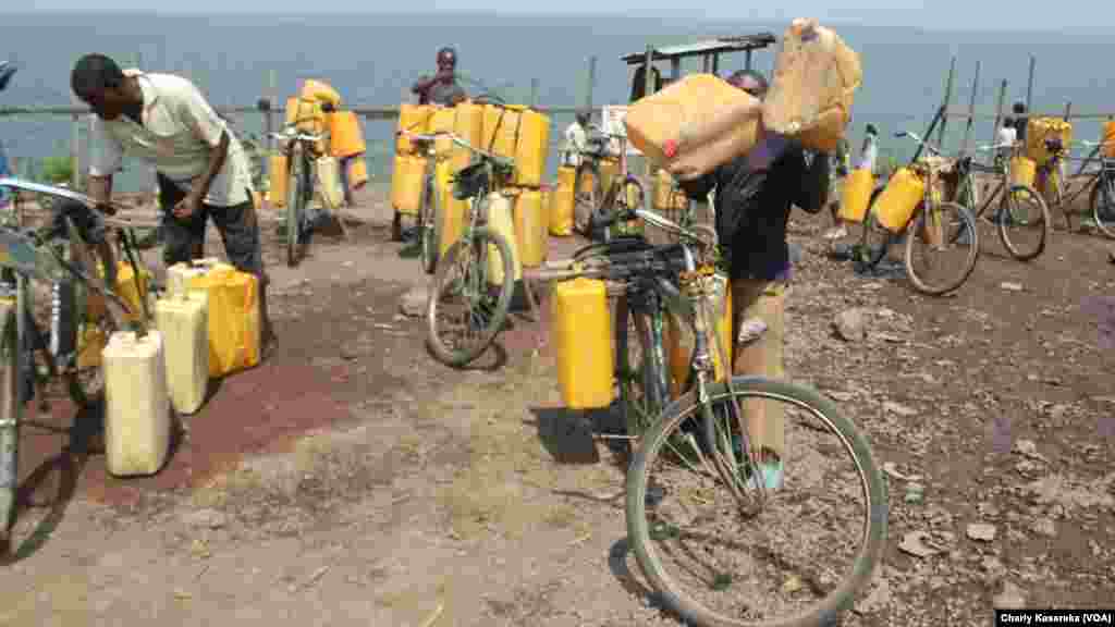 Des vendeurs de l’eau puisée du lac Kivu chargent leurs vélos avant d’aller desservir les quartiers non ou mal desservis par la Régie de distribution et traitement d’eau à Goma, Nord-kivu.