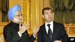 Indian Prime Minister Manmohan Singh (L) speaks with Russian President Dmitry Medvedev (R) at the Kremlin in Moscow on 07 December 2009