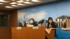 香港医院管理局总行政经理何婉霞医生（右）在例行记者会上 。（2020年2月27日 美国之音王四维拍摄）