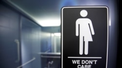 Sebuah poster ditempel di luar toilet Hotel 21C Museum di Durham memprotes larangan bagi transgender untuk menggunakan toilet umum di Durham, North Carolina, 3 Mei 2016. (Foto: Jonathan Drake/Reuters)