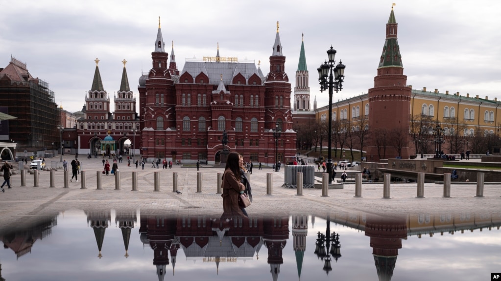 Rusia u ndalon hyrjen tetë qytetarëve të BE-së, si kundërpërgjigje ndaj sanksioneve