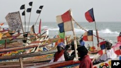 Baadhi ya wananchi wa Mauritania wakisimama katika boti za uvuvi.