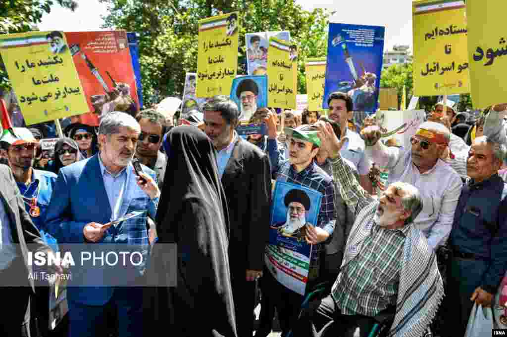 یک خبرنگار در تهران بر روی توئیتر خود نوشت درحاشیه حضور علی مطهری در مراسم روزقدس، جماعتی علیه او شعار دادند: مرگ بر فتنه‌گر، مرگ بر منافق.