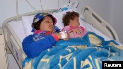 2013年3月19日一名婦女及一名小孩在敘利亞城市阿勒頗的醫院治療﹐據稱是化學武器受害者
