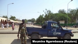 Un policier monte la garde près du site d'un attentat-suicide à Ndjamena, au Tchad, le 11 juillet 2015.