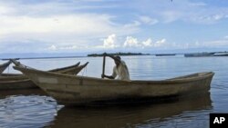 A fisherman paddles his boat on the shores of Lake Albert, a lifeline providing food and income, October 2007. (file photo)