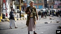 Un yemeni chií houtí monta guardia en una calle cercana al palacio presidencial de Saná, la capital de Yemen.