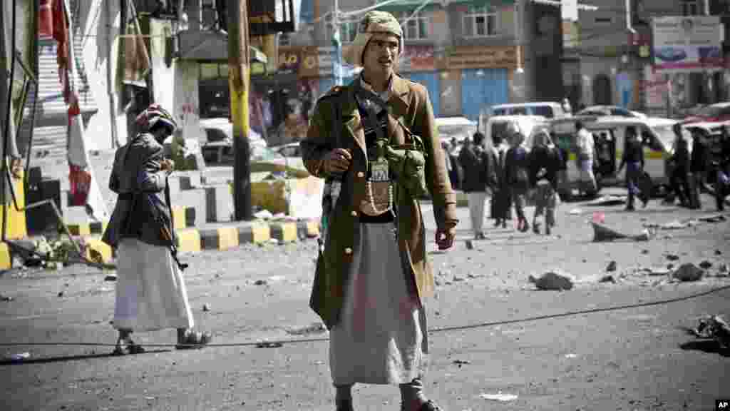 &#39;Yan Tawayen Houthi Shi&#39;aYemeni suna tsaron hanyar da ta tafi fadar gwamnati a birnin Sanaa, kasar Yemen, Janairu 20, 2015.
