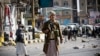 یکی از نیروهای حوثی یمن در حال نگهبانی در یک خیابان منتهی به کاخ ریاست جمهوری در صنعا - ۳۰ دی ۱۳۹۳ 