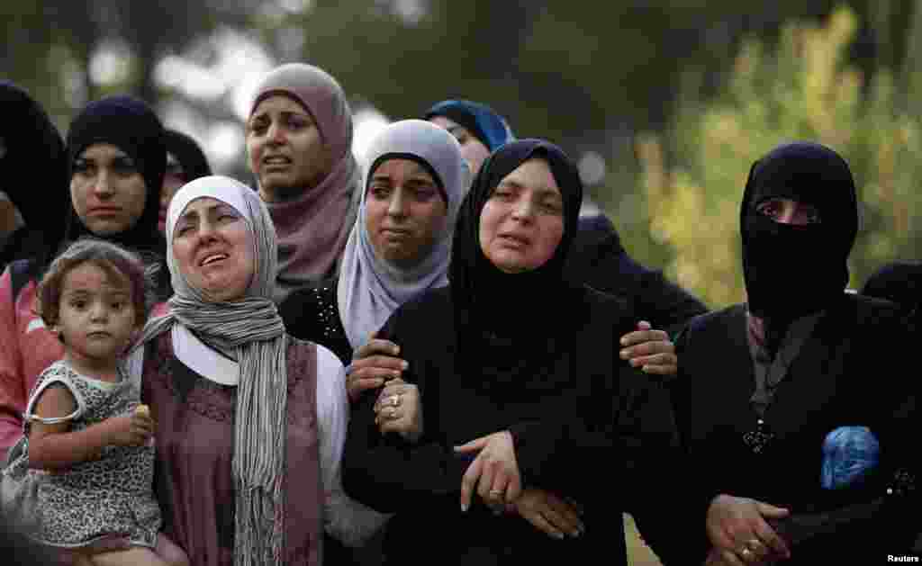 Syrian women mourn the loss of loved ones in Aleppo fighting, August 5, 2012. 