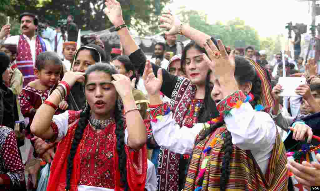 سندھ کے روایتی رقص پیش کرتی خواتین کا ایک پوز