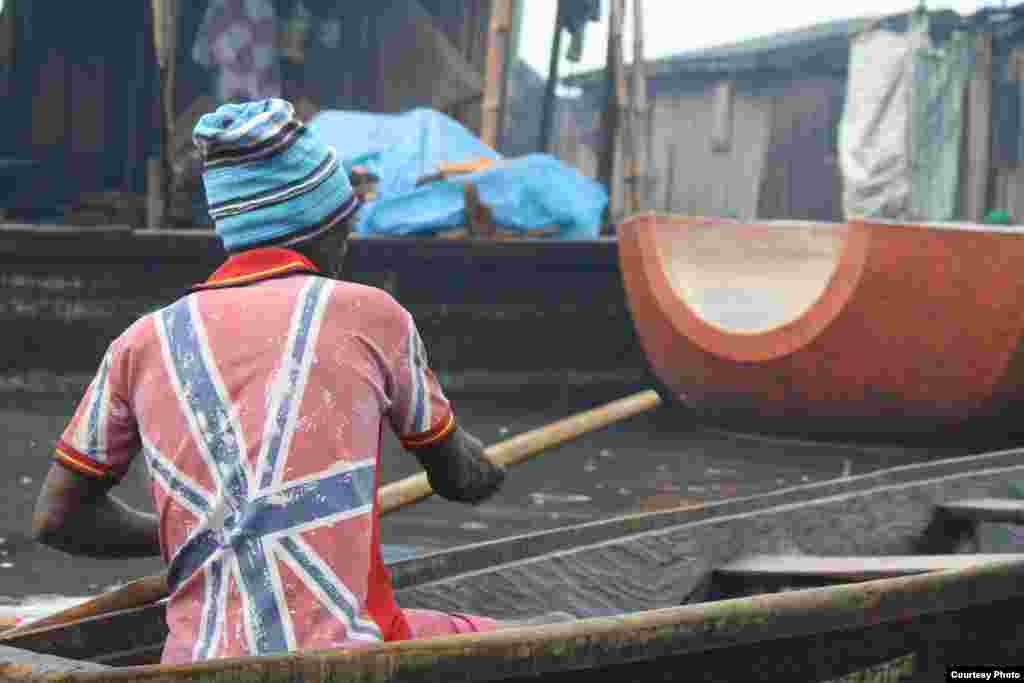 Like the better-known city of Venice, the primary way to get around Makoko is by paddling a dug out canoe,&nbsp;Makoko, Lagos, July 5, 2013. Photo: VOA/H. Murdock