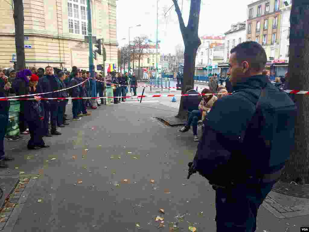 Crowd at standoff in Saint Denis, near Paris, where riot police and military were deployed during raid to find terror attack mastermind, Nov. 18, 2015. (Photo: D. Schearf / VOA)