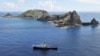 日本東京市政府測量船在日本稱作尖閣列島、中國稱作釣魚島的島嶼旁。 