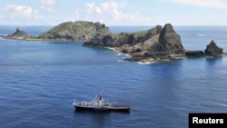資料照：日本東京市政府測量船在日本稱作尖閣列島、中國稱作釣魚島的島嶼旁。