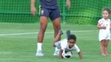 Con của cầu thủ Brazil chơi đùa với cha.