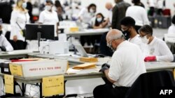 Para petugas pemungutan suara di Detroit menghitung surat suara dalam pemilihan presiden AS 2020, di TCF Center, di Detroit, Michigan, Rabu, 4 November 2020. (Foto: AFP)