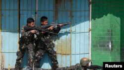 Binh sĩ chính phủ trong một vụ đụng độ với phiến quân Hồi giáo Mặt trận Giải phóng Moro (MNLF) tại thành phố Zamboanga ở miền nam Philippines.