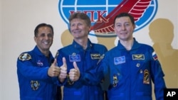 Tiga Astronot ekspedisi 31 ke stasiun antariksa ISS dari kiri: Joe Acaba, Gennady Padalka dan Sergei Revin berpose sebelum keberangkatan di Baikonur, Kazakhstan (14/5). 