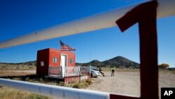 Agentes de seguridad privada en la entrada del rancho usado para filmaciones Bonanza Creek Film Ranch, en Santa Fe, Nuevo México el 22 de octubre de 2021. 