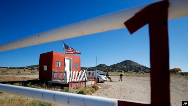 Agentes de seguridad privada en la entrada del rancho usado para filmaciones Bonanza Creek Film Ranch, en Santa Fe, Nuevo México el 22 de octubre de 2021. 