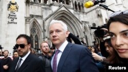 Julian Assange, fondateur de Wikileaks, au centre, quitte la Haute cour, avec son avocate britannique Amal Alamuddin (D) à Londres, 13 juillet 2011.