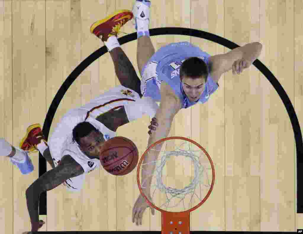 Iowa State&#39;s DeAndre Kane (l) makes the winning shot over North Carolina&#39;s Jackson Simmons (r), in the final seconds of the second half of a third-round game in the NCAA college basketball tournament in San Antonio. Iowa State won 85-83, March 23, 2014.