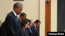 바락 오바마 미국 대통령이 25일 청와대에서 열린 미-한 정상회담에 앞서 ‘세월호 참사‘에 따른 사망자와 실종자에 대한 애도의 표시로 묵념하고 있다.