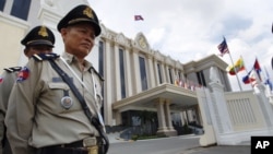 Cambodian police officers stand guard in front of the Peace Palace ahead of the ASEAN Summit and related meetings in Phnom Penh, Cambodia, November 17, 2012.