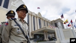 Cảnh sát Campuchia canh gác trước Cung điện Hòa bình ở thủ đô Phnom Penh.