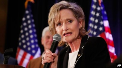 Thượng nghị sỹ đảng Cộng hòa của Mỹ Cindy Hyde-Smith tại một buổi họp ở Jackson, Mississippi, hôm 27/11/2018. Hà Hyde-Smith ca ngợi phán quyết cuối cùng của Cơ quan Thương mại Quốc tế nhằm áp thuế cao hơn để chống bán phá giá đối với cá tra-basa của Việt Nam nhập vào Mỹ.