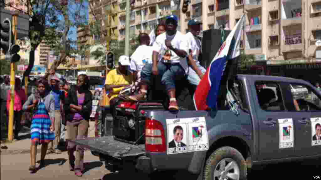 Desfile e cartazes da RENAMO e seu candidato presidencial Afonso Dhlakama