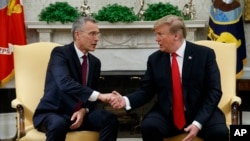 El presidente Donald Trump le da la mano al secretario general de la OTAN, Jens Stoltenberg, durante una reunión en la Oficina Oval de la Casa Blanca, el martes 2 de abril de 2019, en Washington. (Foto AP / Evan Vucci) 