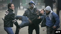 Người biểu tình bị thương trong các vụ đụng độ với quân cảnh gần Quảng trường Tahrir Square, Ai Cập, ngày 17 tháng 12, 2011