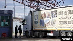 一輛救援物資貨車準備從土耳其進入敘利亞