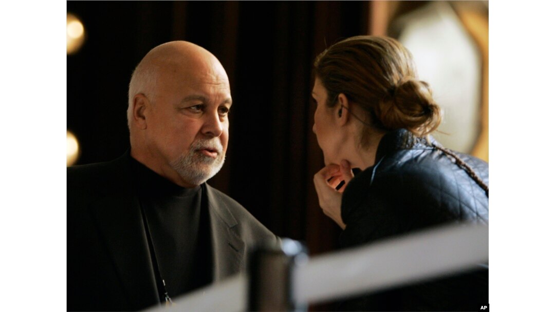 Canadian singer Celine Dion talks with her husband Rene Angelil during a break in her rehearsal at the Kodak Theatre in Los Angeles, Feb. 23, 2007.