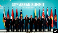 Leaders and country representatives from left to right; Malaysia's Former Deputy Prime Minister Tun Musa Hitam, Myanmar President Win Myint, Philippine President Rodrigo Duterte, Vietnam's Prime Minister Nguyen Xuan Phuc, Singapore's Prime Minister Lee Hsien Loong, Thailand's Prime Minister Prayuth Chan-ocha, Brunei's Sultan Hassanal Bolkiah, Cambodia's Prime Minister Hun Sen, Indonesia's President Joko Widodo, and Laos Prime Minister Thongloun Sisoulith, pose for a group photo during the opening ceremony of the 32nd ASEAN Summit on Saturday, April 28, 2018, in Singapore. (AP Photo/Yong Teck Lim)