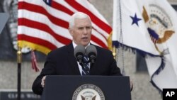 El vicepresidente de EE.UU., Mike Pence, habla en la ceremonia de graduación de la clase 2020 de la Academia de la Fuerza Aérea el sábado 18 de abril, en Colorado Springs, Colorado.