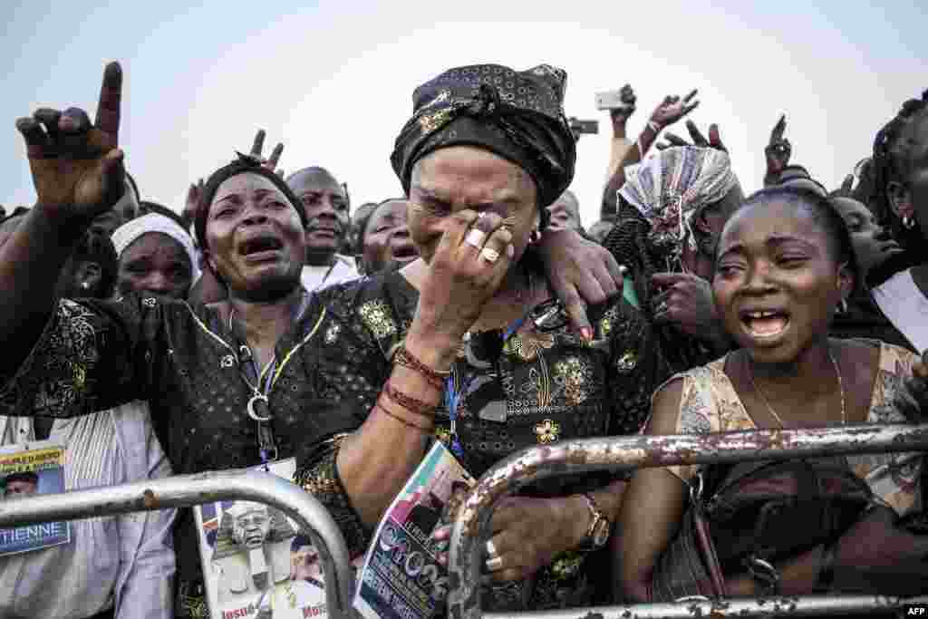 Supporters of late former DR Congo Prime Minister and opposition leader Etienne Tshisekedi, react as his remains come past ahead of his burial, June 01, 2019 in Kinshasa. The remains of Etienne Tshisekedi arrived in Kinshasa, in an emotion-laden moment for the country after his son Felix became president this year. An opponent of authoritarianism in DRC, Tshisekedi died in Belgium in Feb. 2017 at the age of 84.