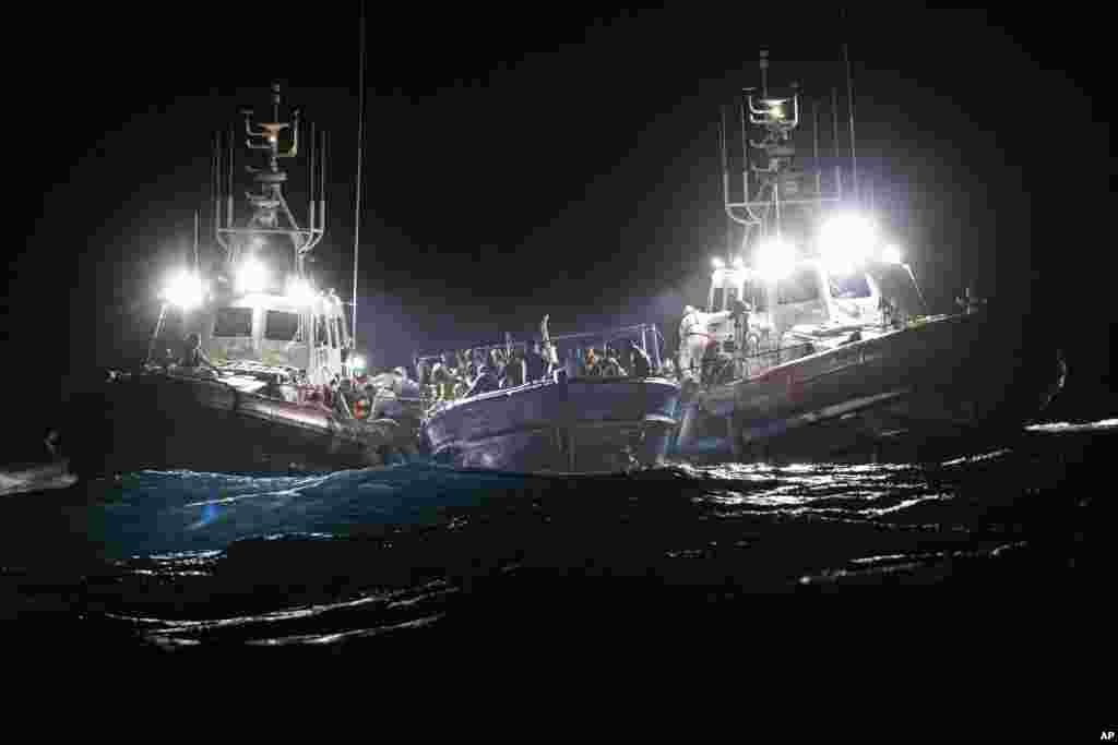 Rombongan migran diselamatkan dari perahu kayu di lepas pantai Lampedusa, oleh pasukan penjaga pantai Italia hari Selasa 25 Januari 2022. (Foto: AP)