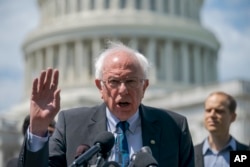 Kandidat capres Partai Demokrat AS, Bernie Sanders di depan gedung Kongres AS, Washington, DC. (Foto: dok).