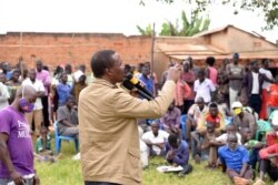 Mugisha Muntu akihutubia mkutano wa hadhara wa kampeni za uchaguzi.