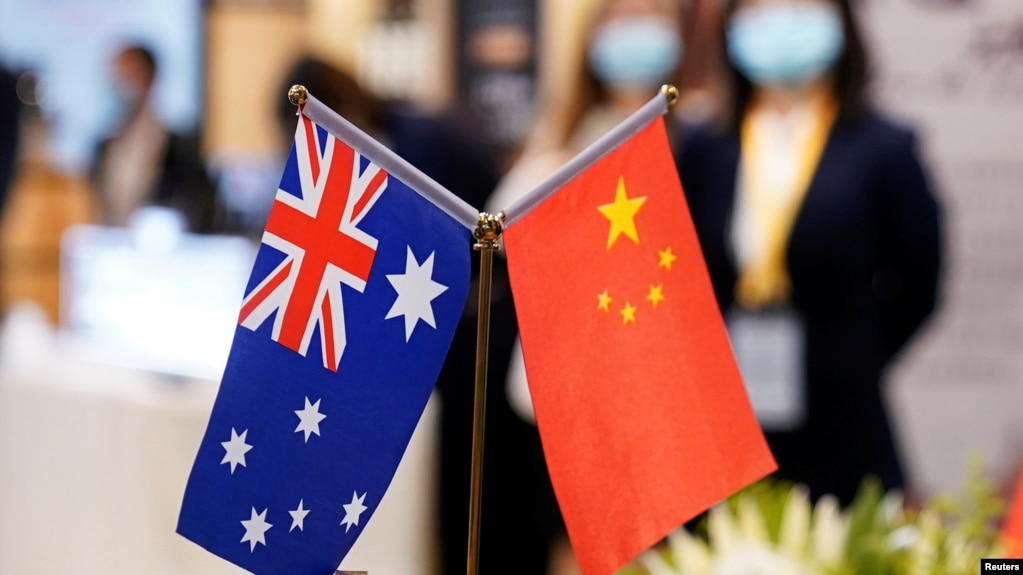 在上海举行的第三届中国国际进口博览会展台上的澳大利亚和中国国旗。（2020年11月6日）(photo:VOA)